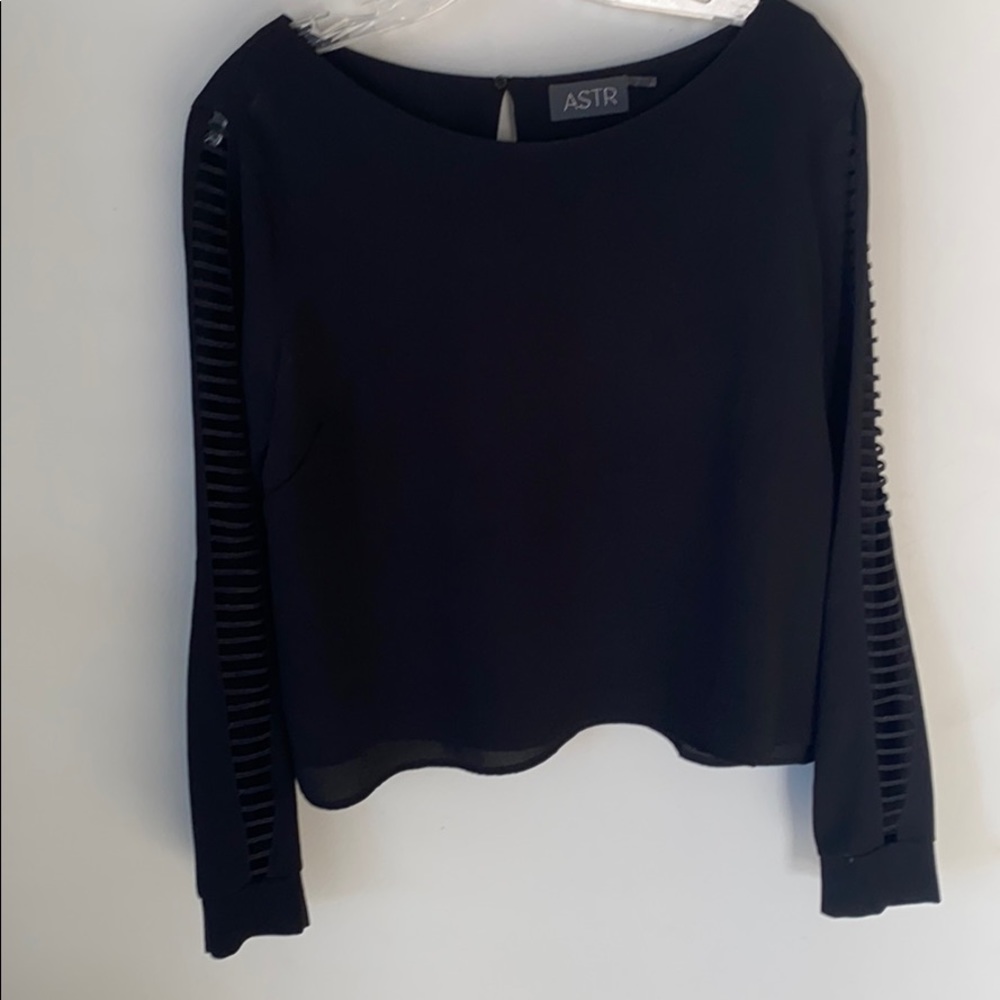 ASTR Blouse w Cut-out arm detail